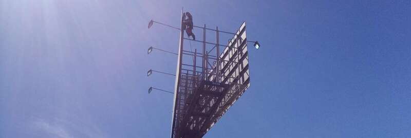 La valla publicitaria está a 15-20 metros de altura/TA.